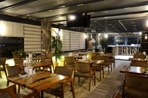 una sala da pranzo con tavoli e sedie in legno di Hotel Grand Mark a Istanbul