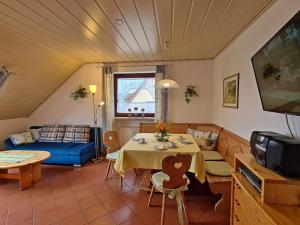 a living room with a table and a couch at Ferienwohnung Heidi in Merkendorf