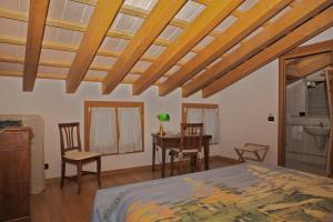 1 dormitorio con 1 cama, mesa y sillas en Agriturismo Marani, en Arcugnano
