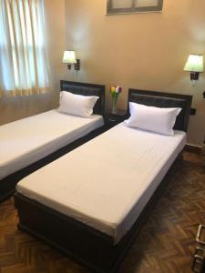 Rúm í herbergi á Rinchen Hotel