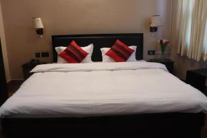 Rúm í herbergi á Rinchen Hotel