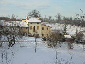 una casa en la nieve con nieve en el suelo en Agriturismo Marani, en Arcugnano