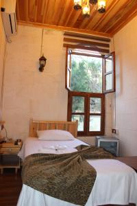 a bedroom with two beds and a window at Duran Aga Konagi in Şahinbey