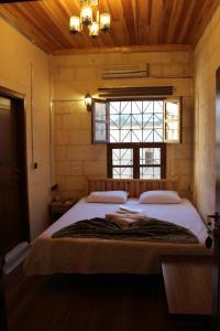 a bedroom with a large bed with a window at Duran Aga Konagi in Şahinbey