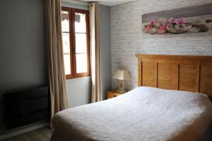 Schlafzimmer mit einem Bett und einem Fenster in der Unterkunft Auberge de la Vieille Ferme in Le Meux