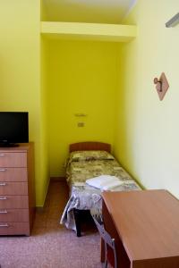 a small room with a bed and a desk at Casa per Ferie Nostra Signora Tonfano in Marina di Pietrasanta