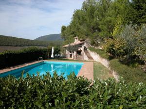 Villa con piscina y casa en Agriturismo Istrice Innamorato, en Campello sul Clitunno