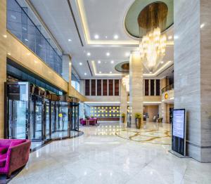 The lobby or reception area at Yungang Jianguo Hotel