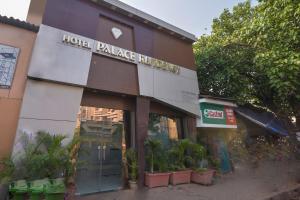 Hotel Palace Residency near Lokmanya Tilak Terminus في مومباي: موقع الفندق الخارجي مع وجود النباتات أمامه