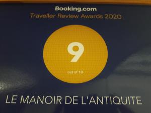 ein Poster für das kommende Le manoir de lantique in der Unterkunft Le Manoir de l'Antiquite in Challans
