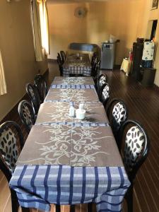 uma sala de conferências com uma mesa longa e cadeiras em Rinchen Hotel em Kathmandu