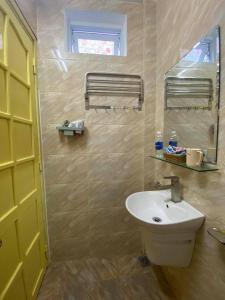 y baño con lavabo blanco y espejo. en An Thai Homestay Hue, en Hue