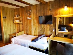 Postel nebo postele na pokoji v ubytování Ribno Alpine Hotel