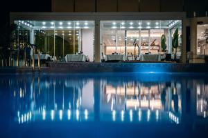 Бассейн в Waldorf Palace Hotel или поблизости