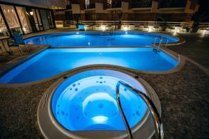Бассейн в Waldorf Palace Hotel или поблизости