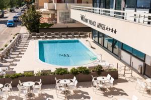Бассейн в Waldorf Palace Hotel или поблизости