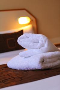 a white towel laying on top of a wooden surface at Garden City Motor Inn in Toowoomba