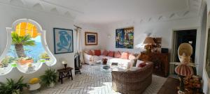 A seating area at Villa Teste di Moro