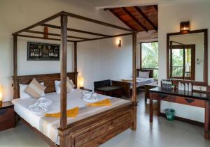 Un ou plusieurs lits dans un hébergement de l'établissement The Coconut Gardens Hotel & Restaurant