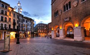 una calle vacía en una ciudad con edificios en B&B Madam Treviso, en Treviso