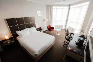 une chambre d'hôtel avec un lit, un bureau et des chaises dans l'établissement Four Elements Perm, à Perm 36 autres photos