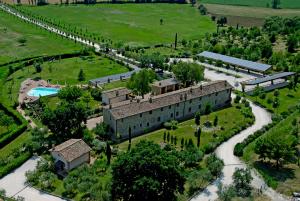 una vista aérea de un edificio en un campo en La Fonte Di Montebuono, en Magione