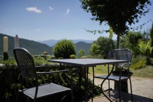 Duas cadeiras e uma mesa com uma mesa e cadeiras em Locanda Del Viandante B&B em Anghiari