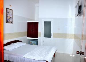 1 dormitorio con 1 cama blanca en una habitación en Guest House 36 (2) en Rạch Giá