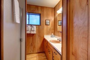 a bathroom with a sink and a mirror at 17A Longview in Wawona +24 photos