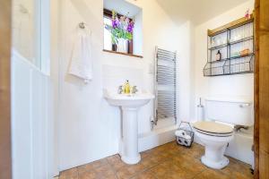 ein weißes Badezimmer mit Waschbecken und Toilette in der Unterkunft Great Lilly Cottage in Barnstaple + 15 Fotos