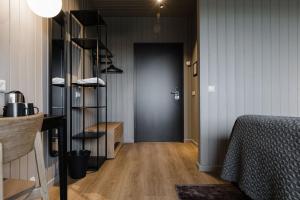 A television and/or entertainment centre at Hotel Katla by Keahotels