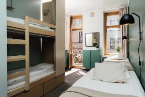 The Yard Hostel emeletes ágyai egy szobában