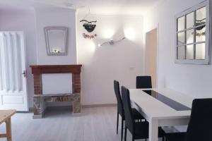 sala de estar con mesa y chimenea en Popa, apartamento céntrico, G3 en Port de la Selva