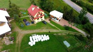 uma vista aérea de uma casa com um grupo de cúpulas brancas em U Górala Tadzia em Krynica-Zdrój