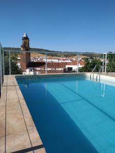 una gran piscina en la azotea de un edificio en Casa Rural y Restaurante Casa Adriano, en Alanís