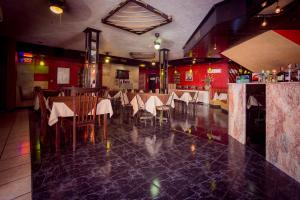 a restaurant with a dining room with tables and chairs at Hotel La Silla in Monterrey