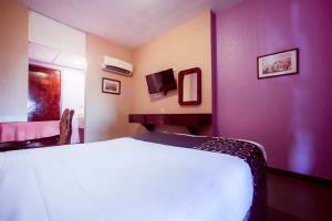 En eller flere senger på et rom på Hotel La Silla