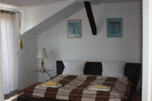 ein Schlafzimmer mit einem Bett in einem Zimmer in der Unterkunft Villa De Baron in Dresden