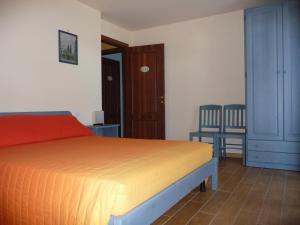 1 dormitorio con 1 cama, mesa y sillas en Villa Patrizia, en San Canzian dʼlsonzo
