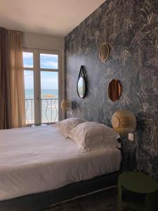 Un dormitorio con una cama grande y una ventana en Hôtel Les Baigneuses de Biarritz en Biarritz