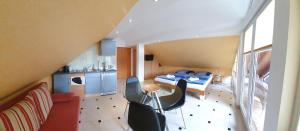 mały pokój z łóżkiem i kuchnią w obiekcie Studio Wille w mieście Lünen