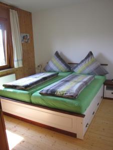 A bed or beds in a room at Ferienhaus Edersee