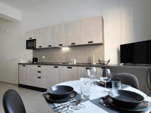una cucina con tavolo, piatti e bicchieri da vino di UR-NEST Dolfi a Bologna