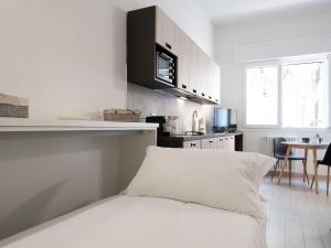 una cucina bianca con letto e tavolo di UR-NEST Dolfi a Bologna Altre 19 foto