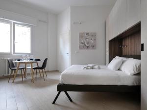 una camera da letto con un letto e un tavolo con sedie di UR-NEST Dolfi a Bologna