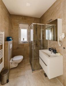 Ett badrum på OLEA Resort