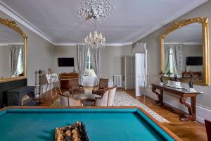 un salon avec une table de billard dans l'établissement Chateau Vary, à Jarzé
