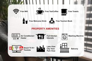 une personne assise sur une chaise avec des icônes sur un écran dans l'établissement Troy House - Vinhomes Dcapitale - Cau Giay, à Hanoï