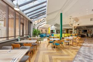 A restaurant or other place to eat at Holiday Inn Leamington Spa - Warwick, an IHG Hotel 