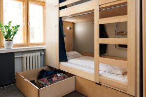 Ce lit superposé se trouve dans un dortoir doté d'une cabine. dans l'établissement The Yard Hostel, à Helsinki